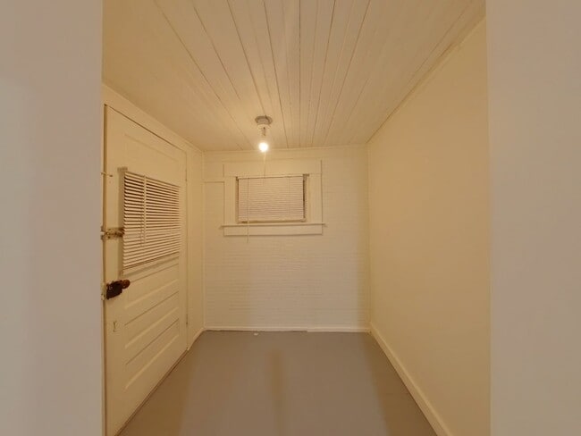 Building Photo - 2 bedroom single level home