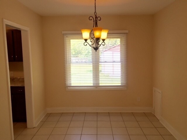Building Photo - Charming home, just a few miles from Downt...