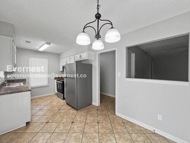 Foto del edificio - Limited Time Special Offer / 3 Bed, 2 Bath Home with Fenced Yard / Pet-Friendly / Coming Soon!