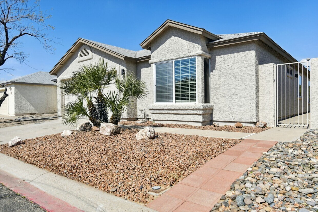 Foto principal - 3 Bedroom home with large backyard!