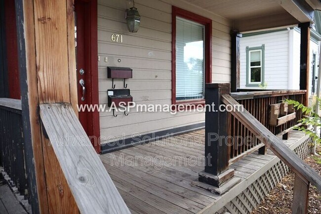 Building Photo - 671 600 E