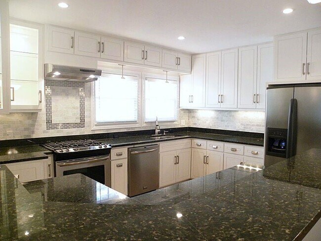 Building Photo - 2106 Robinhood Trail