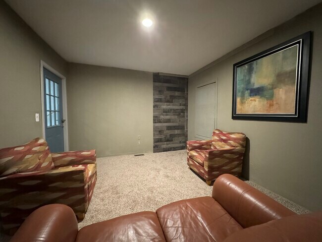 Building Photo - 1127 Merriam Ln
