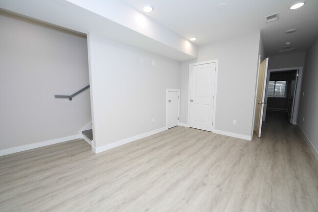 Building Photo - 2 Bedroom Condo in the heart of 2nd Street!