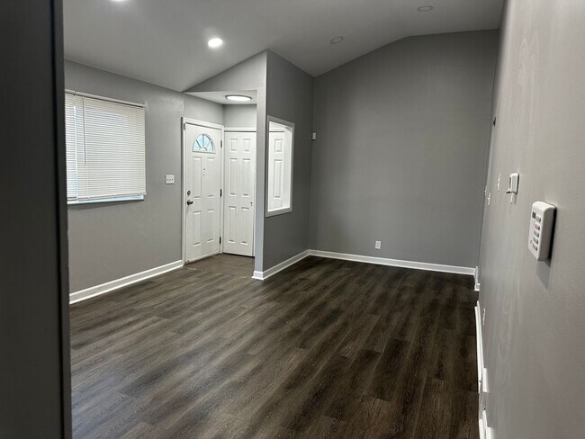 Foto del edificio - 3 BEDROOM HOME IN WARREN