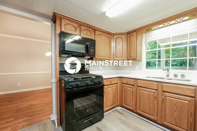 Building Photo - 4 Bedroom Pet-Friendly Home in Stockbridge, GA with Main Street Renewal