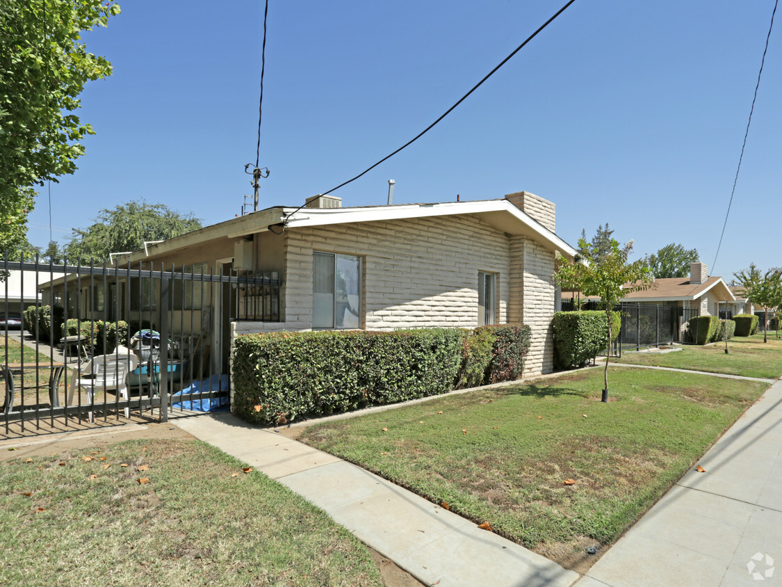 Building Photo - 4525 E Sierra Madre Ave