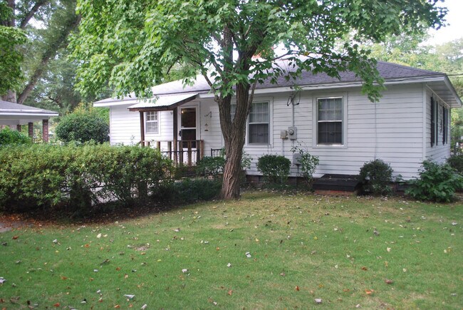 Building Photo - 903 Sunset Dr