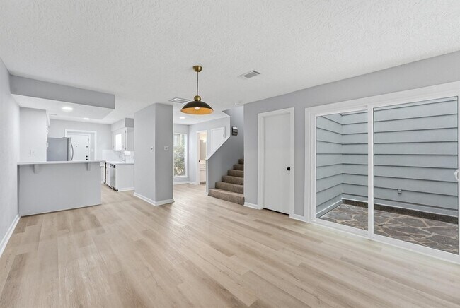 Building Photo - 8001 Rebawood Dr