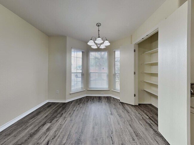 Foto del edificio - 6002 Lone Prairie Way