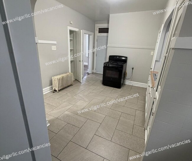 Foto del edificio - 3 Large Bedrooms • 1 Full Bathroom. A clean, spacious home ready for immediate move-in.