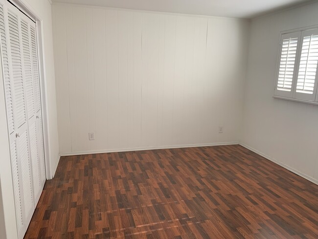 Den - 1055 S Holt Ave