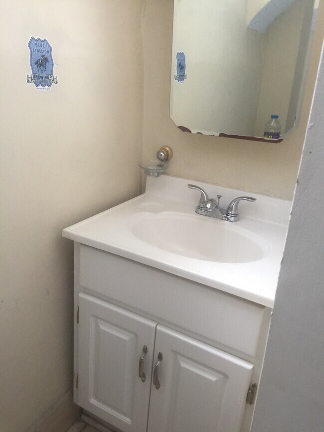 Bathroom - 112 Lyon St