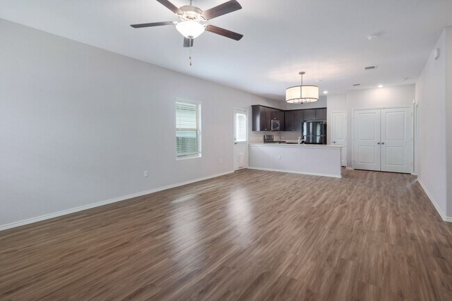 Foto del edificio - 7312 Tonka Ln