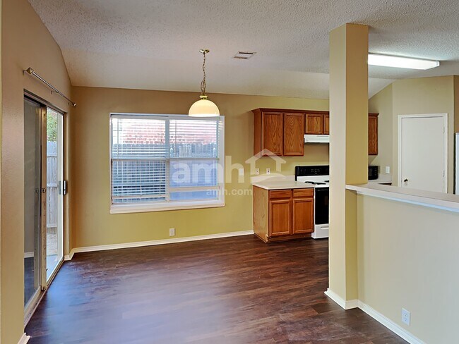 Foto del edificio - 1420 Mosscreek Dr