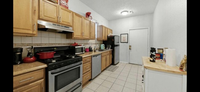 Stainless Steel appliances, kitchen access to patio area - 1539 N Campbell Ave