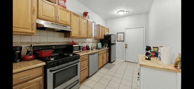 Stainless Steel appliances, kitchen access to patio area - 1539 N Campbell Ave