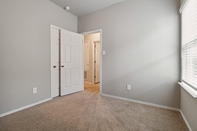 Foto del edificio - 3305 Ridge Pl