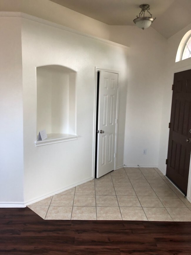 Building Photo - 9880 Wyndbrook Dr