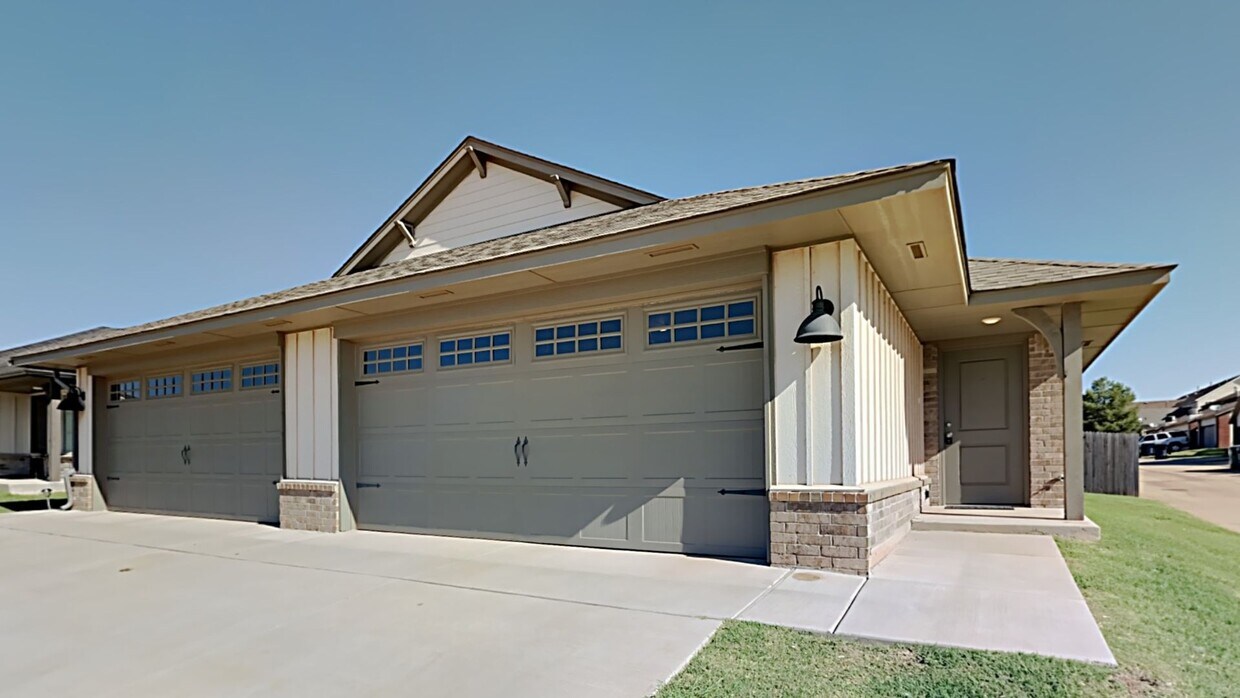 Primary Photo - 2 Bedroom 2 Bathroom 2 Car Garage Duplex C...
