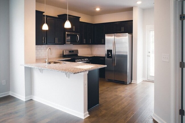 Foto del edificio - 4 Bed/ 3 Bath Townhome with Immediate Occupancy!