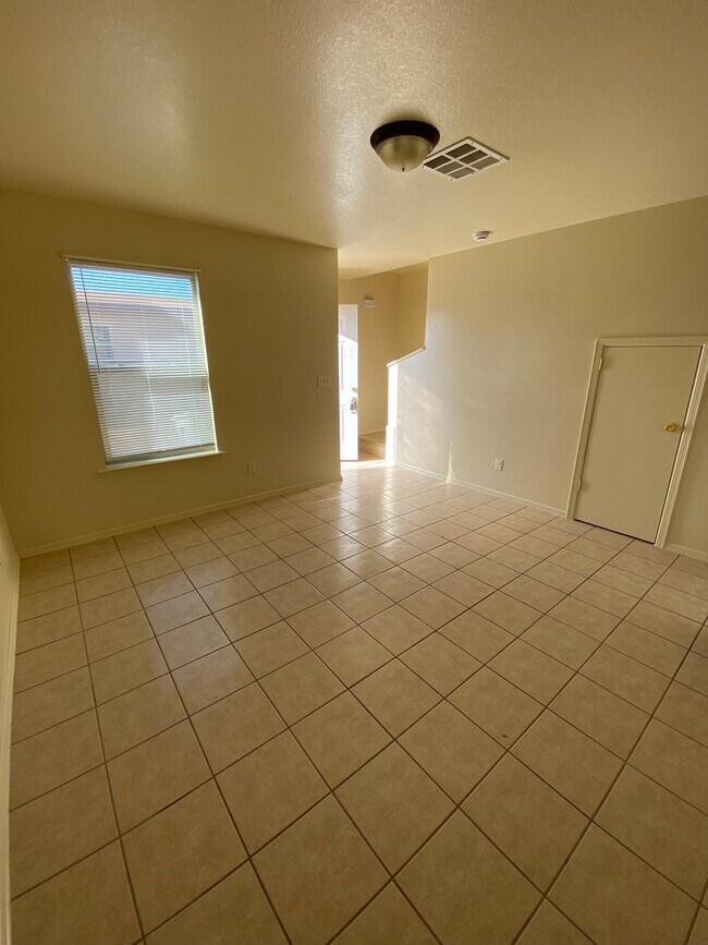 Área de estar - 8495 Roseway Dr