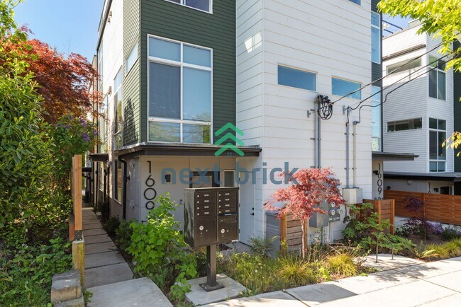 Foto del edificio - Chic Urban Living: 2-Bed, 2-Bath Townhouse Retreat in Seattle's Heart!