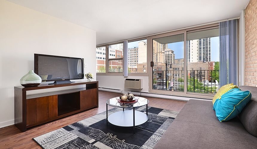Foto principal - 2471 N Clark St