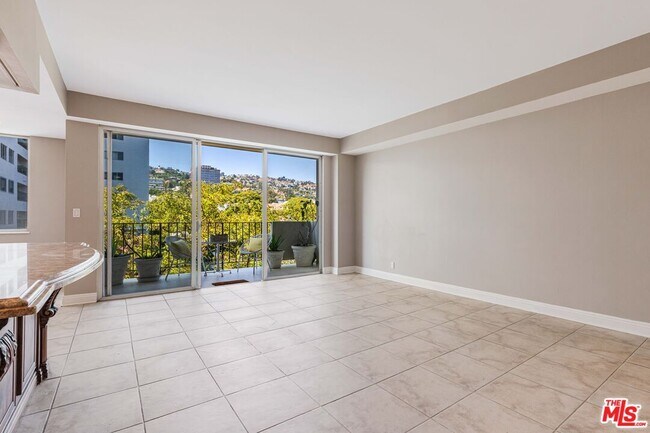 Foto del edificio - 818 N Doheny Dr