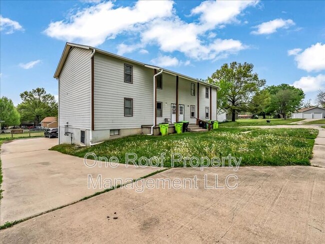 Building Photo - 1909 Chateau Dr