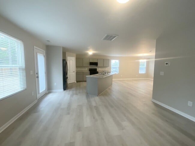 Building Photo - 153 Mildred Wy