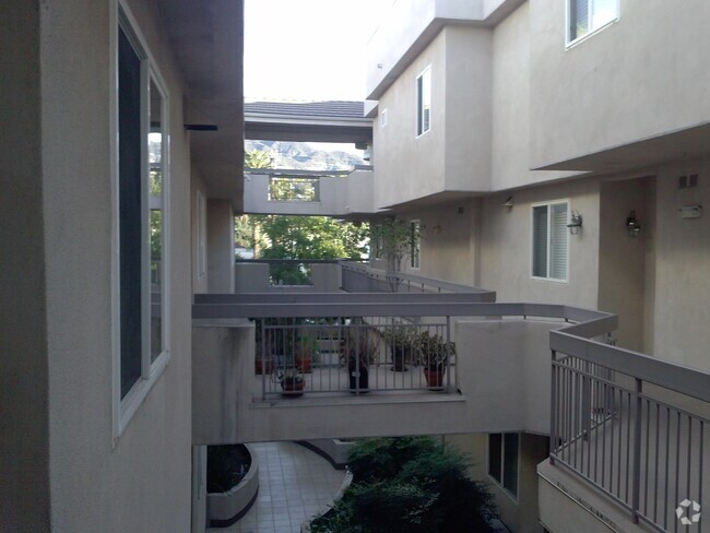 Building Photo - 400 Cameron Pl