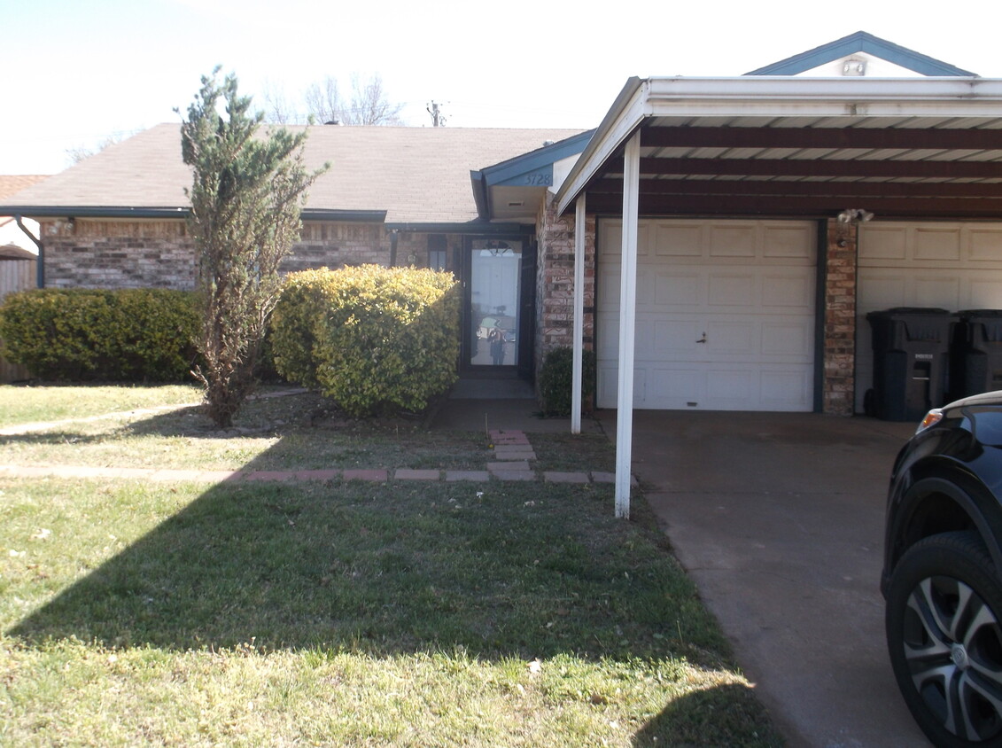 Foto principal - 3 bed, 2 bath, 2 car garage/2 car carport