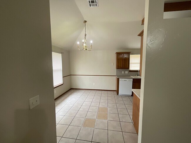 Building Photo - 4 bed, 2 bath, brick, gas stove, dishwashe...
