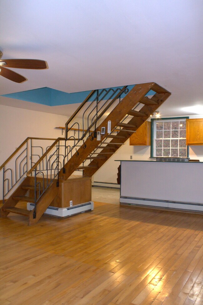 Building Photo - "Charming 2-Bed Retreat with Hardwood Elegance in Scenic Marshall, NC"