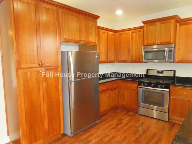 Building Photo - Gorgeous and Spacious 4 Bed, 2.5 Bath, In ...