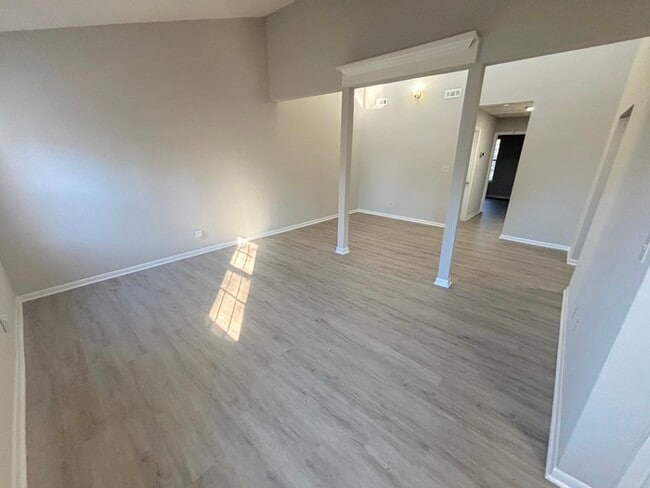 Building Photo - UPDATED 2BED/1BATH TOWNHOME IN TOWN CENTER VIRGINIA BEACH!!!!!
