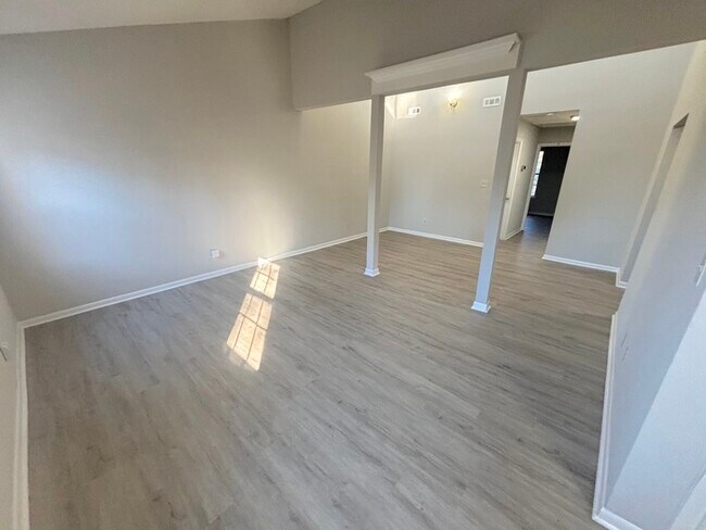 Foto del edificio - UPDATED 2BED/1BATH TOWNHOME IN TOWN CENTER VIRGINIA BEACH!!!!!