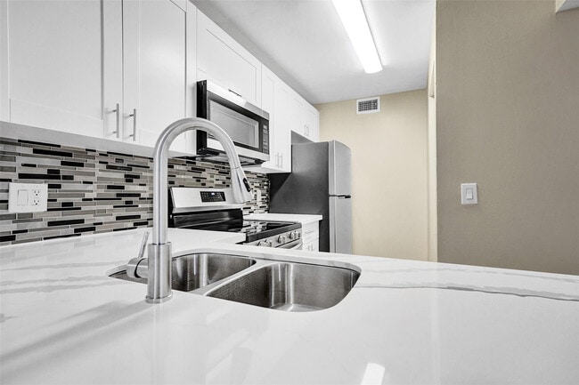 Foto del edificio - 10733 Cleary Blvd