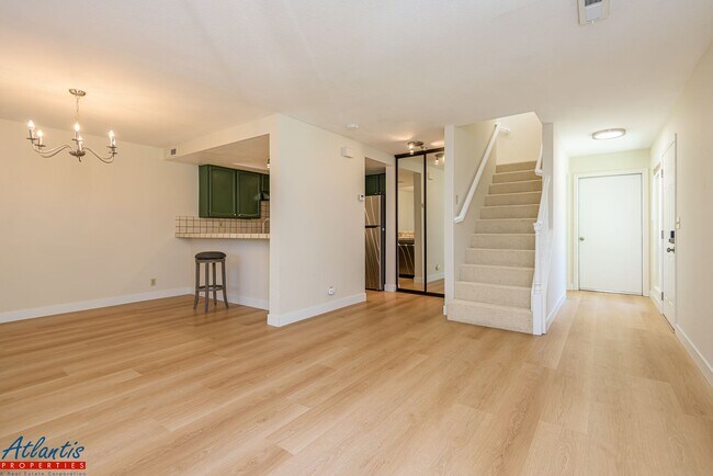 Building Photo - Live Oak Townhouse | Desirable Location