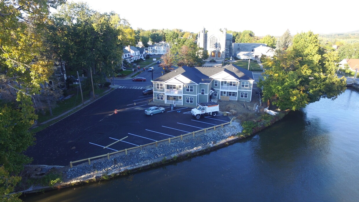 Primary Photo - 112 Broad St