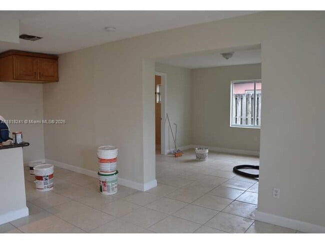 Building Photo - 5720 SW 36th Ct