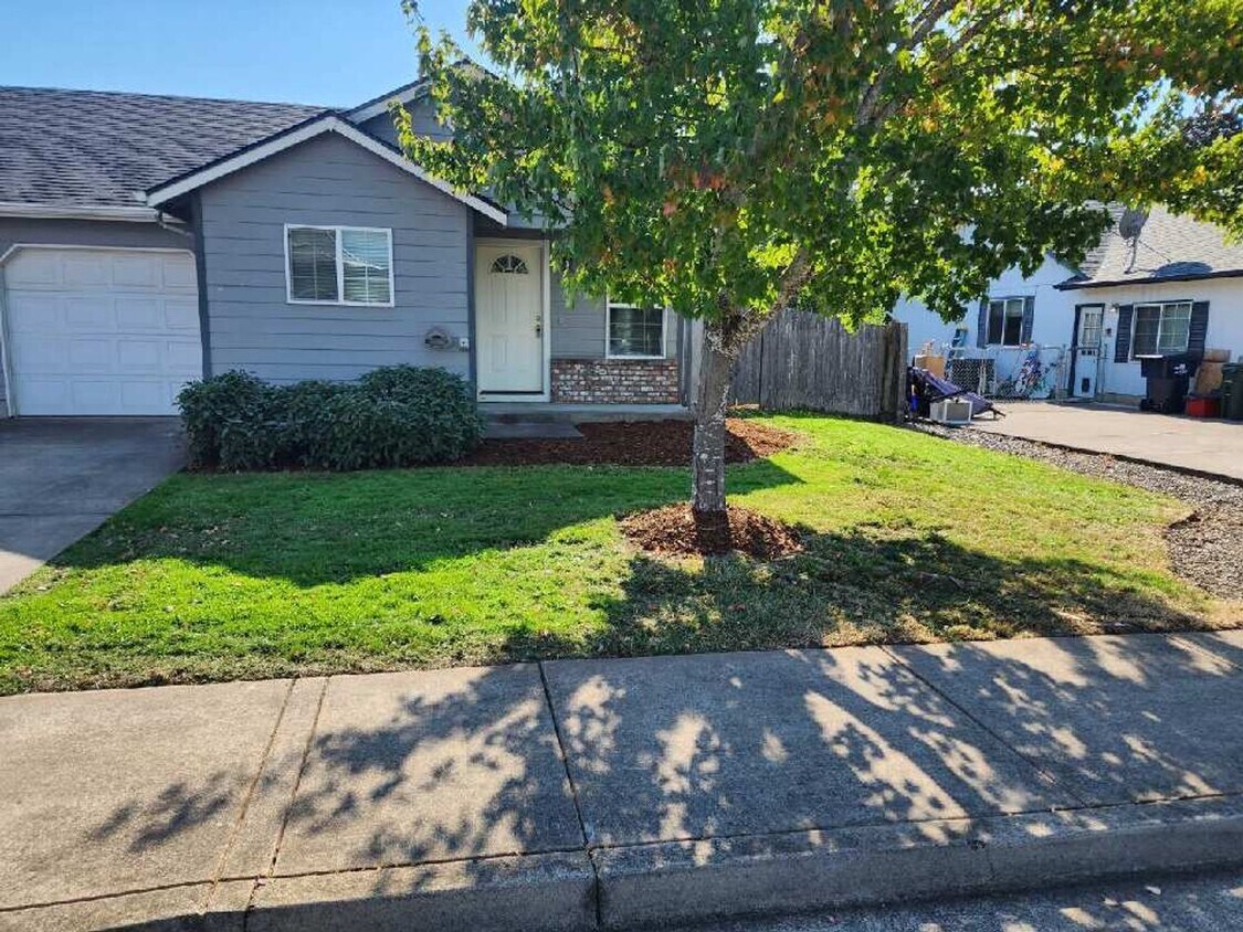 Foto principal - Newly updated 3-bedroom, 2-bathroom duplex...