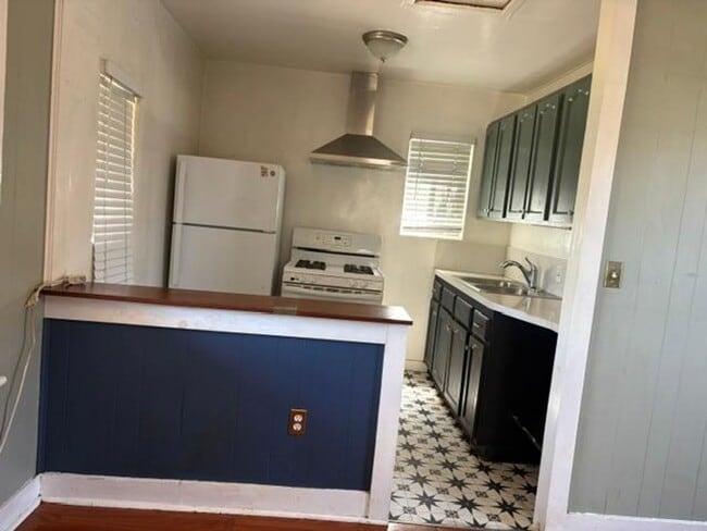 Foto del edificio - 16115 Firmona Ave