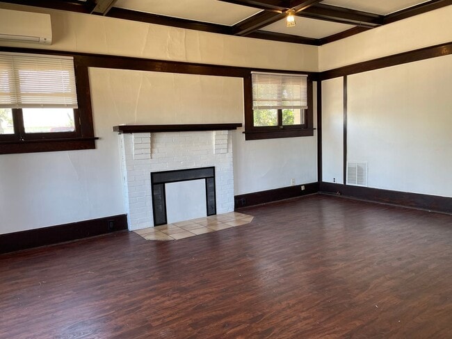 Building Photo - Beautiful Wood Details-Charming 1 Bedroom 1 Bath