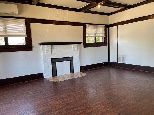 Foto del edificio - Beautiful Wood Details-Charming 1 Bedroom 1 Bath
