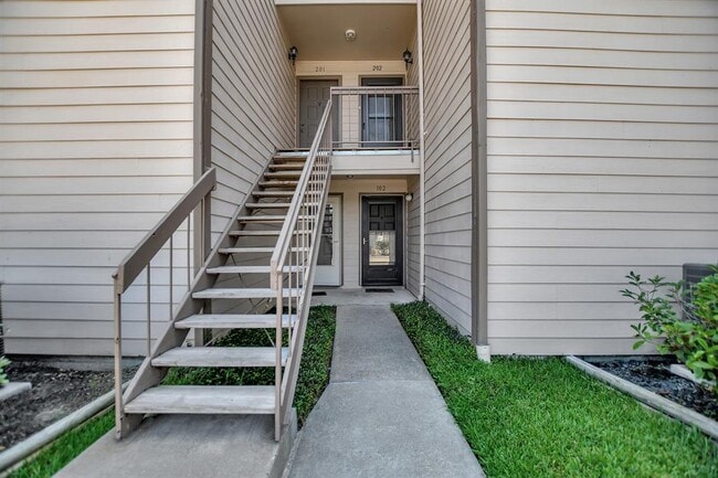 Building Photo - 102 Lakeview Terrace