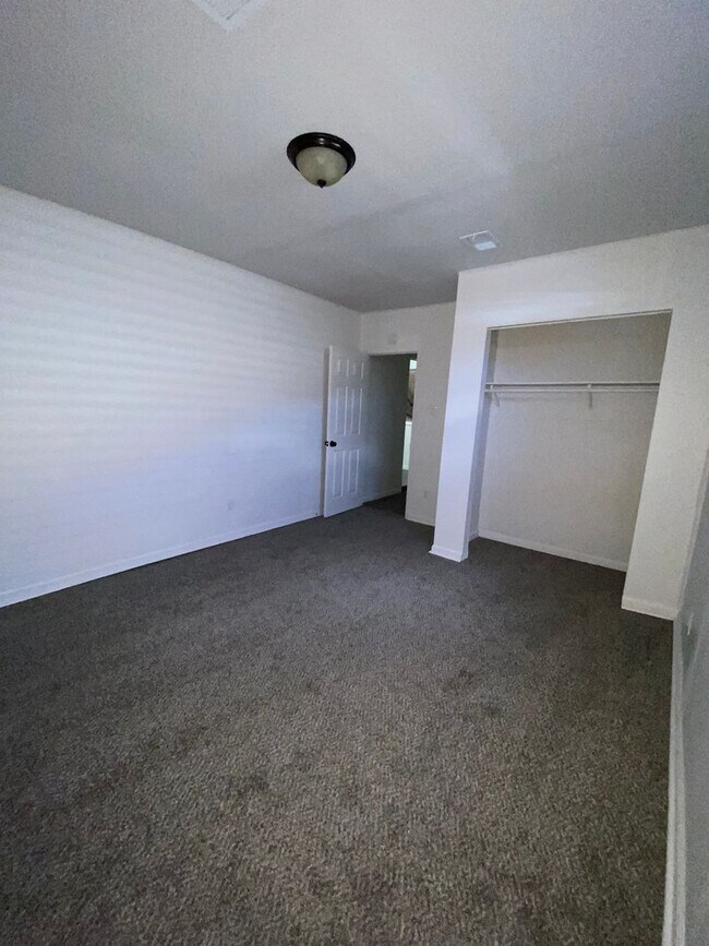 Foto del edificio - 1614 Parklane Dr