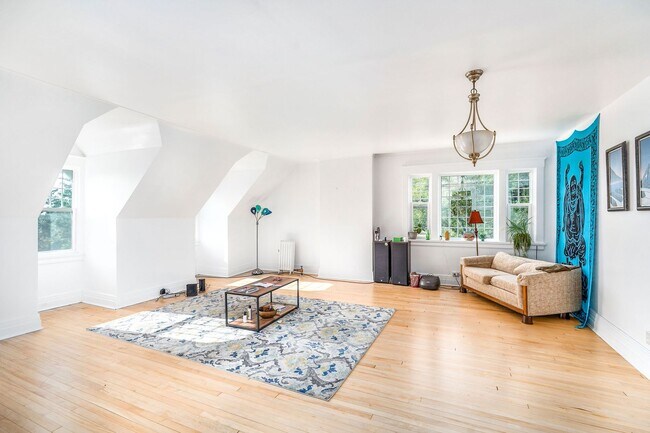 Foto del edificio - Beautiful 3 Bedroom/1 Bathroom THIRD Floor Apartment in East Duluth Mansion - AVAILABLE JUNE!