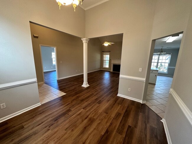 Foto del edificio - 4 bed 2 bath home with 2 car garage, covered patio, and fenced backyard